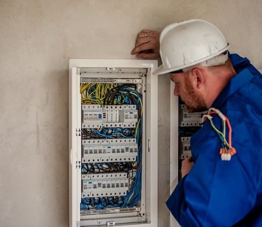 Tips To Help You To Choose The Best Electrician And Electrical Contractors Eectrician Services