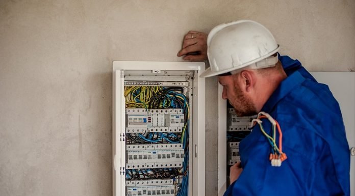 Tips To Help You To Choose The Best Electrician And Electrical Contractors Eectrician Services