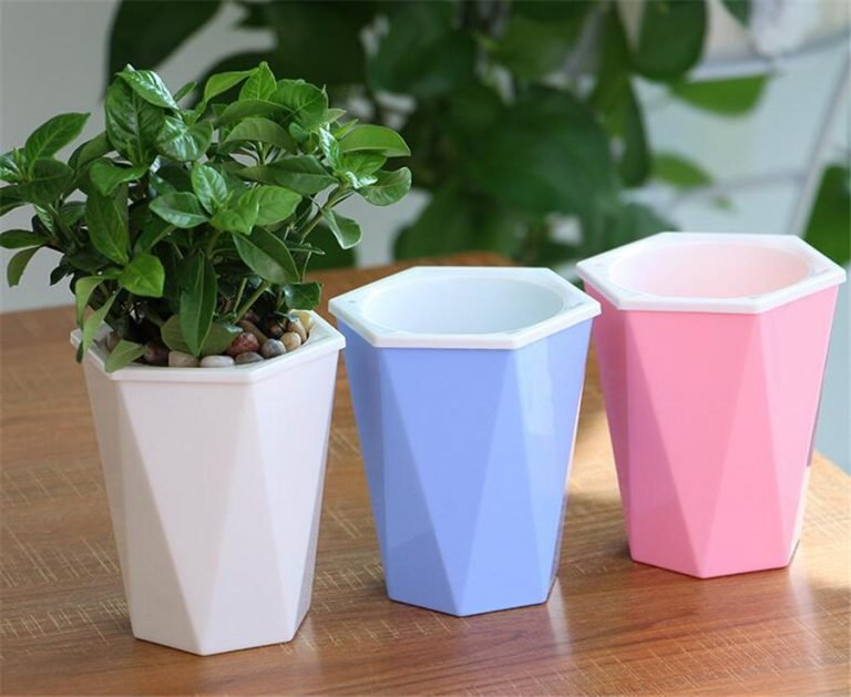 Different types of plastic plant pots for planting