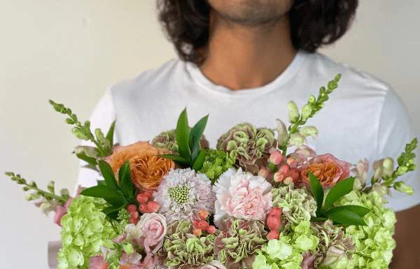 Spiraling Flower Delivery Service in Phoenix – Bringing European Floristry to Your Doorstep ParisLargebox-min2